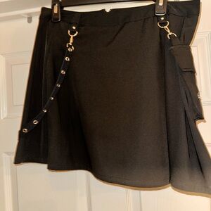 Ruolai Goth Black Pleated Mini Skirt with Chain High Waisted Tennis Skirt